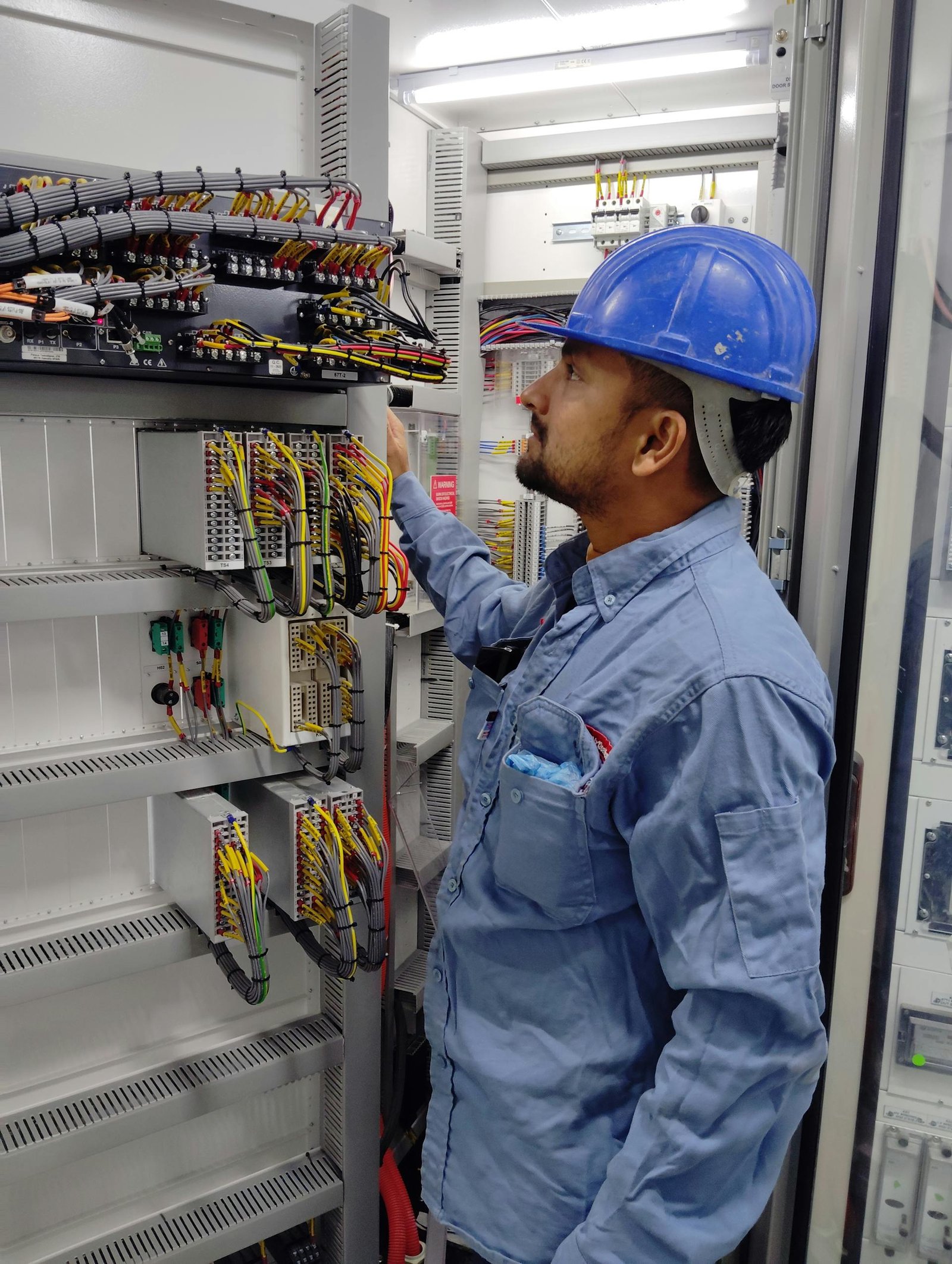 Persona revisando cableado de sistema eléctrico